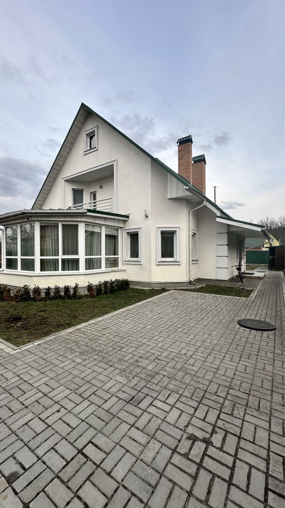 Будинок з сучасним ремонтом та великою земельною ділянкою в Ірпені