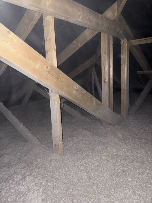 Izolacja wdmuchiwana, celuloza, włókno drzewne, wełna szklana