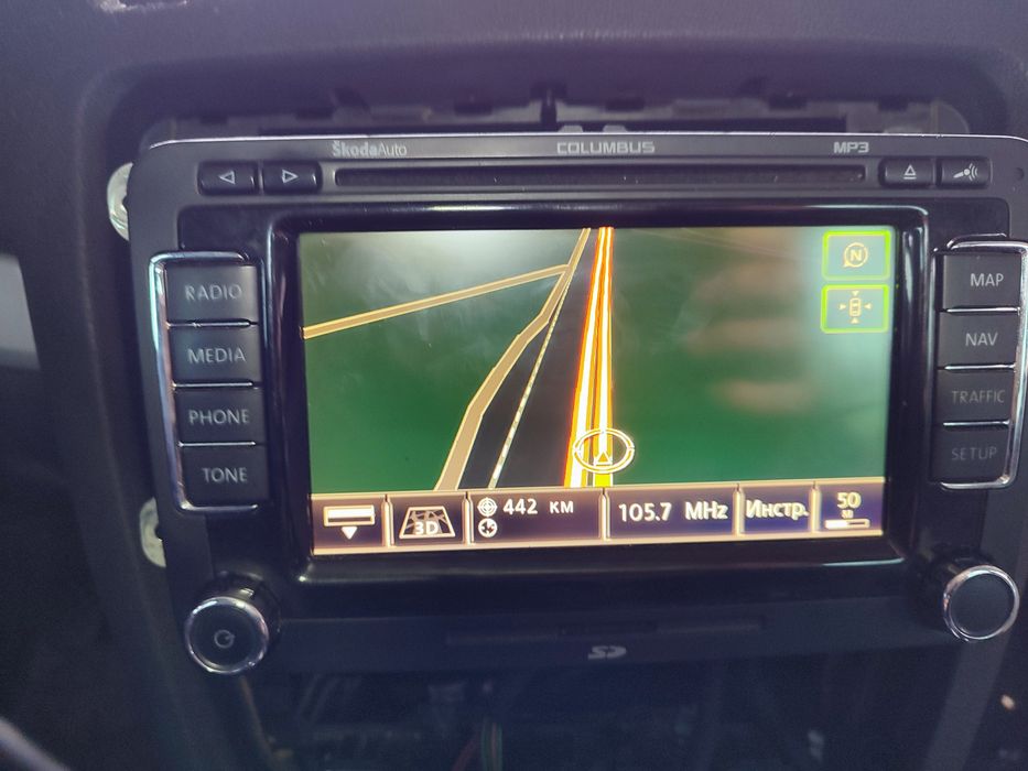 Магнитола Columbus с навигацией и блютуз.
