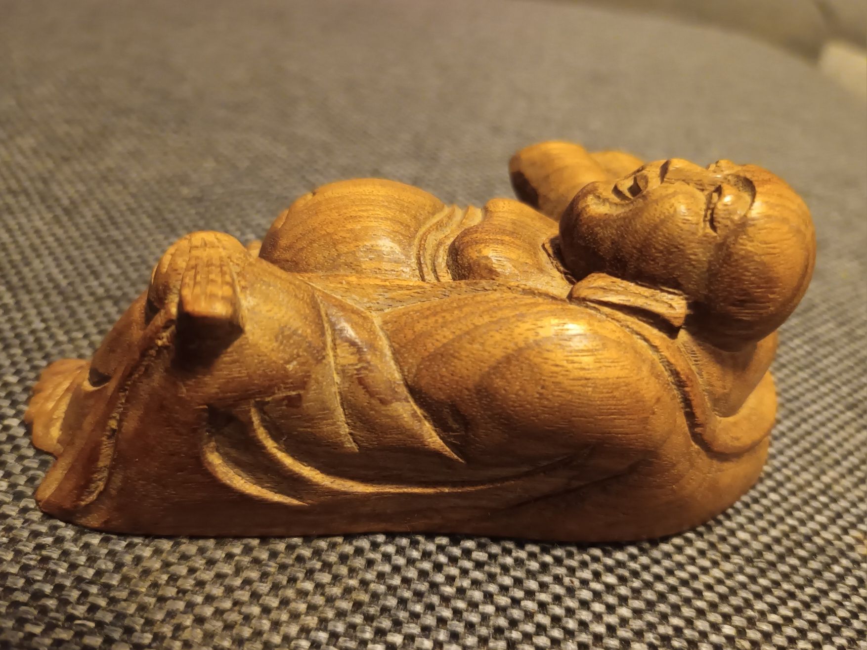 Stary Rzeźbiony drewniany leżący Budda symbol szczęścia i pomyślności