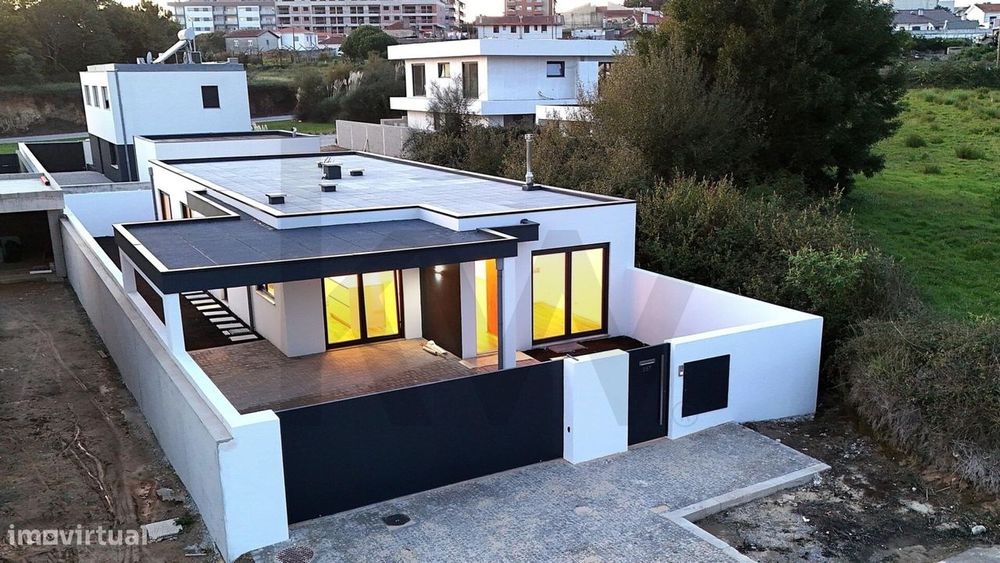 Moradia T3+1 Térrea, Completamente Nova, Moderna - Urbanização Luxo -