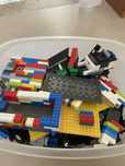 Legos tamanho pequeno.