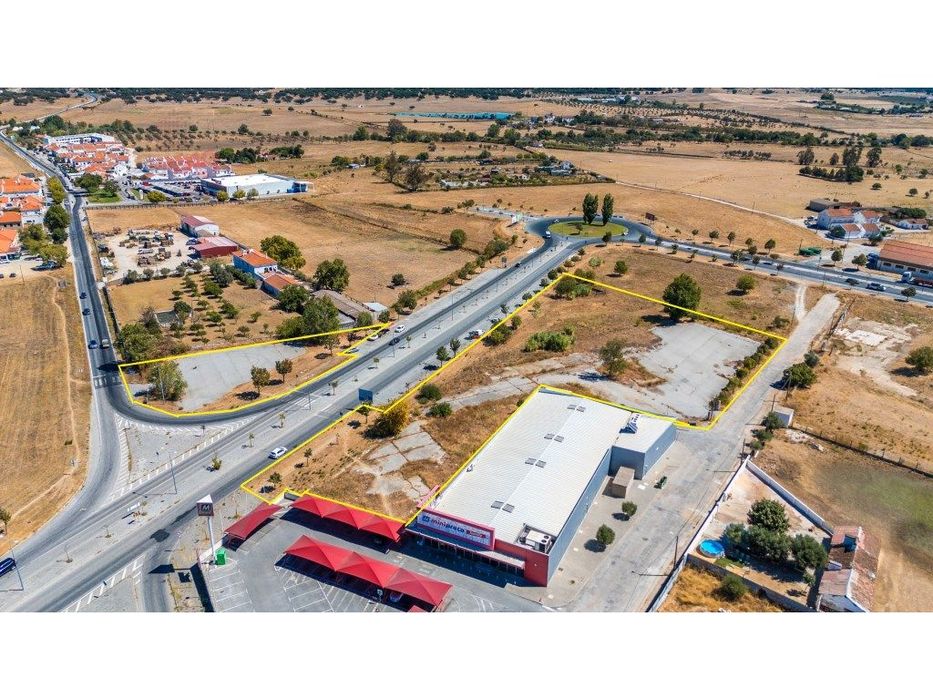 Vende-se terreno junto de uma das principais entradas de Évora.