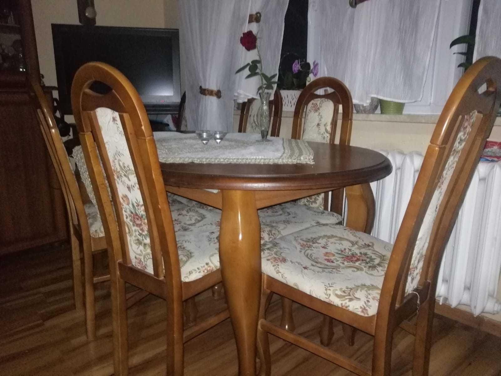 Zestaw mebli. 3 komody, sofa, stół z 6 krzesłami