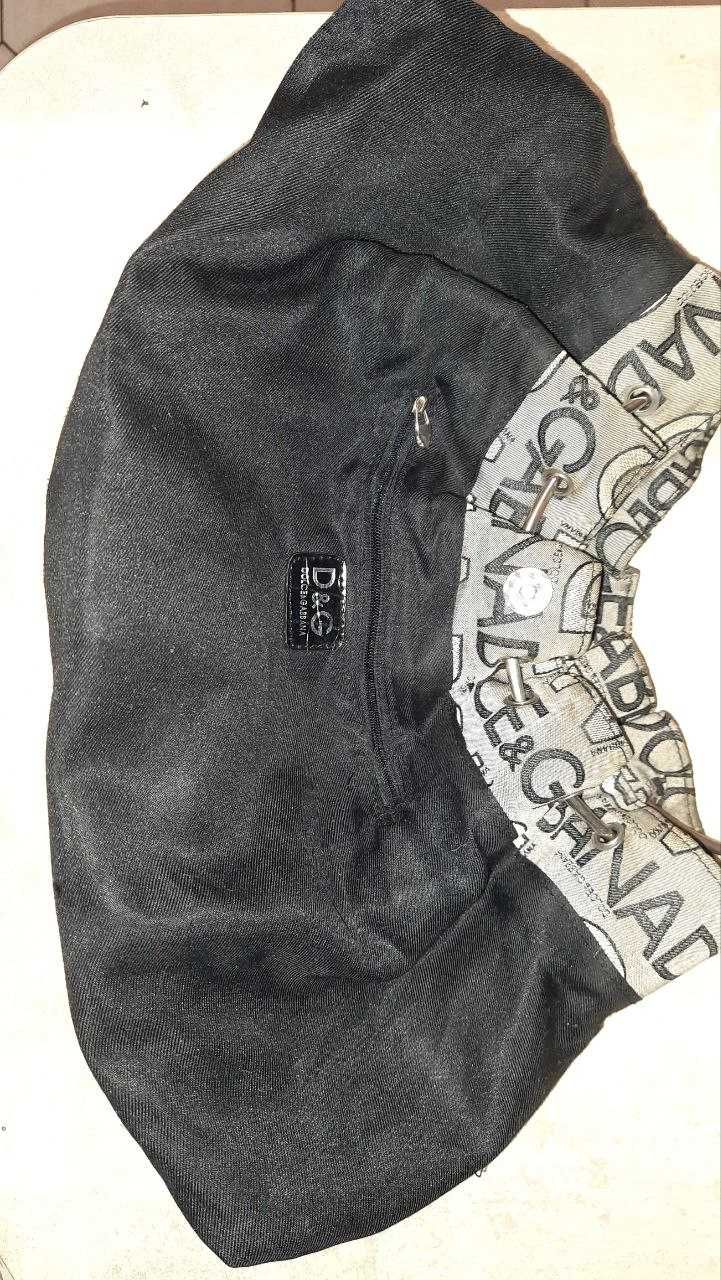 Необычная текстильная сумочка с ручками-кольцами и надписями Dolce&Gab