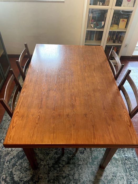 Mesa com extensão e 4 cadeiras de madeira