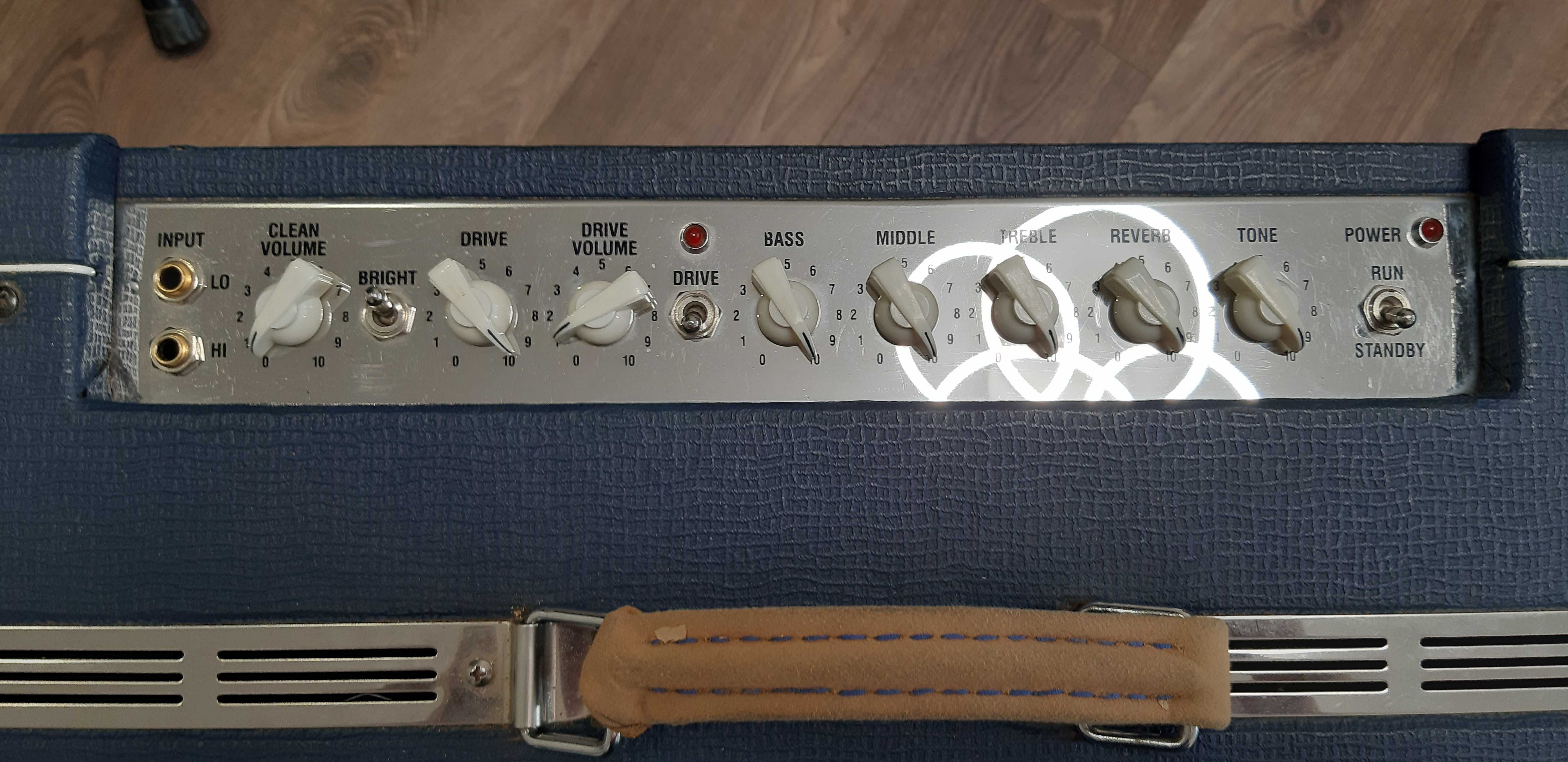 Продам Ламповый гитарный усилитель (комбик) Laney L20T-410