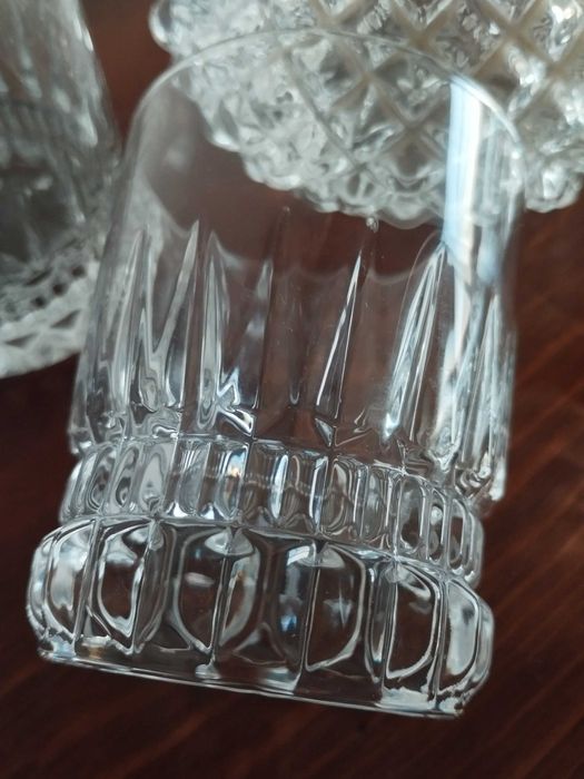 Conjunto de Garrafa de vidro e 4 copos rudo com relevo garavado