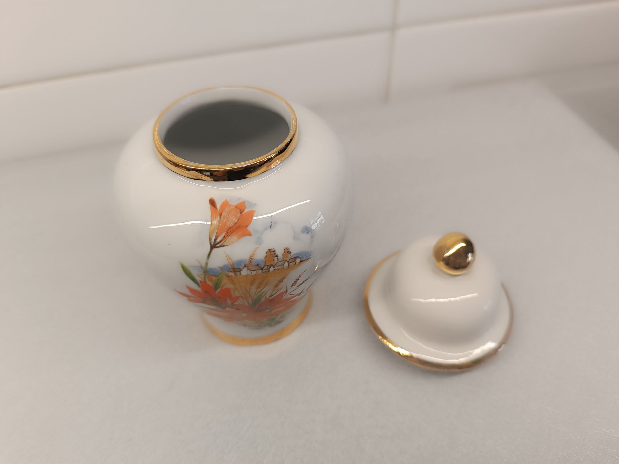 Pote Porcelana branca. Flores vermelhas e brancas