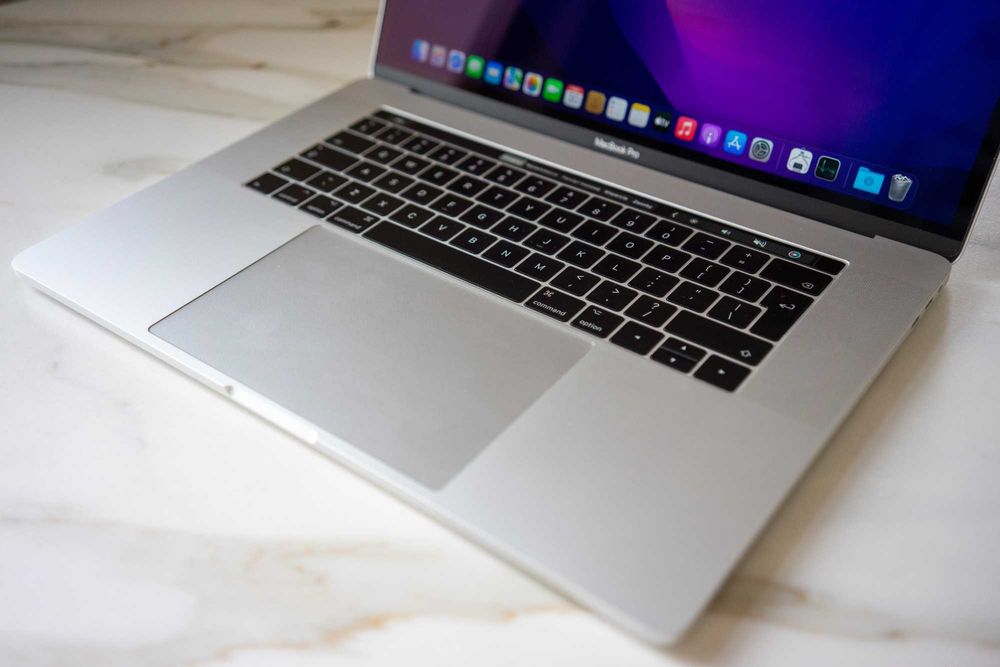 Macbook Pro 15 i7 256GB