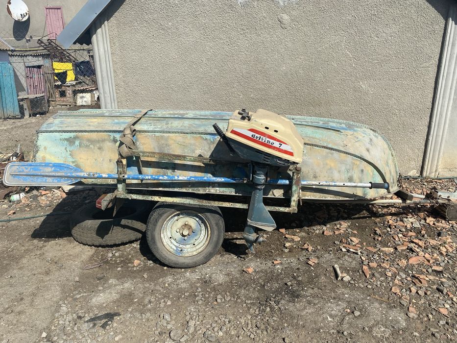 Човен йорш з причепом та мотором делфін.