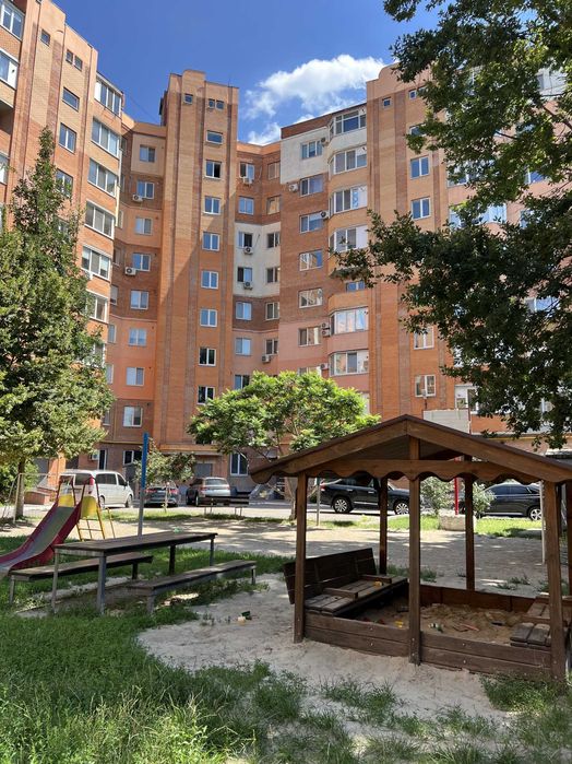 Оренда квартири з 3 спальнями по вул. Затишна, 15. Новий будинок,гараж