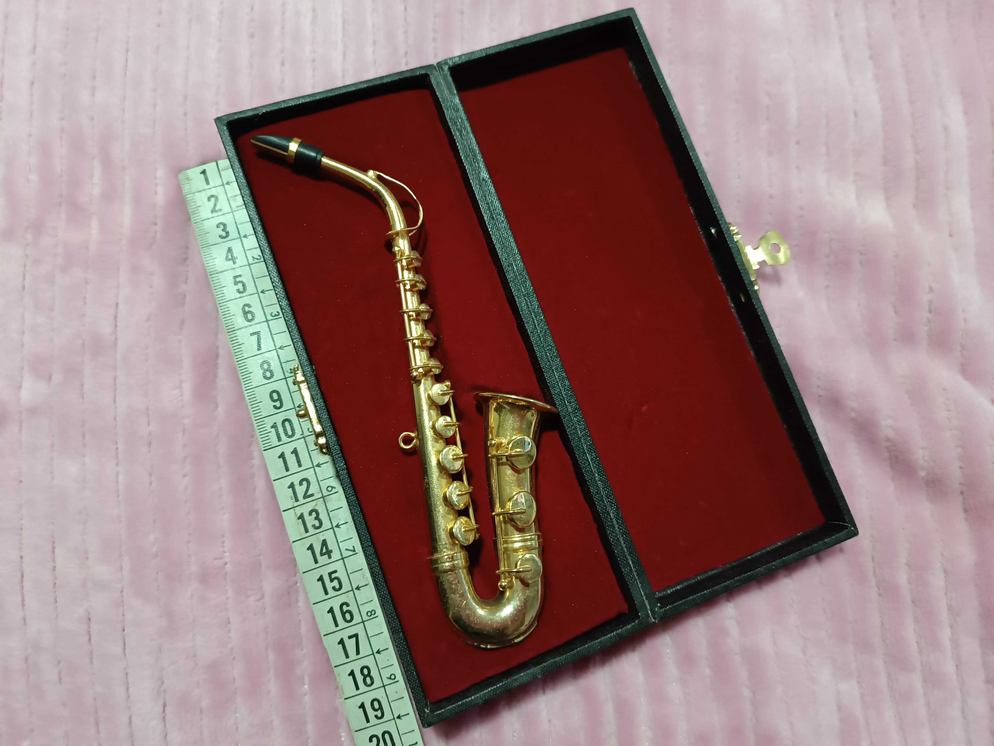 Saxofone em miniatura com estojo