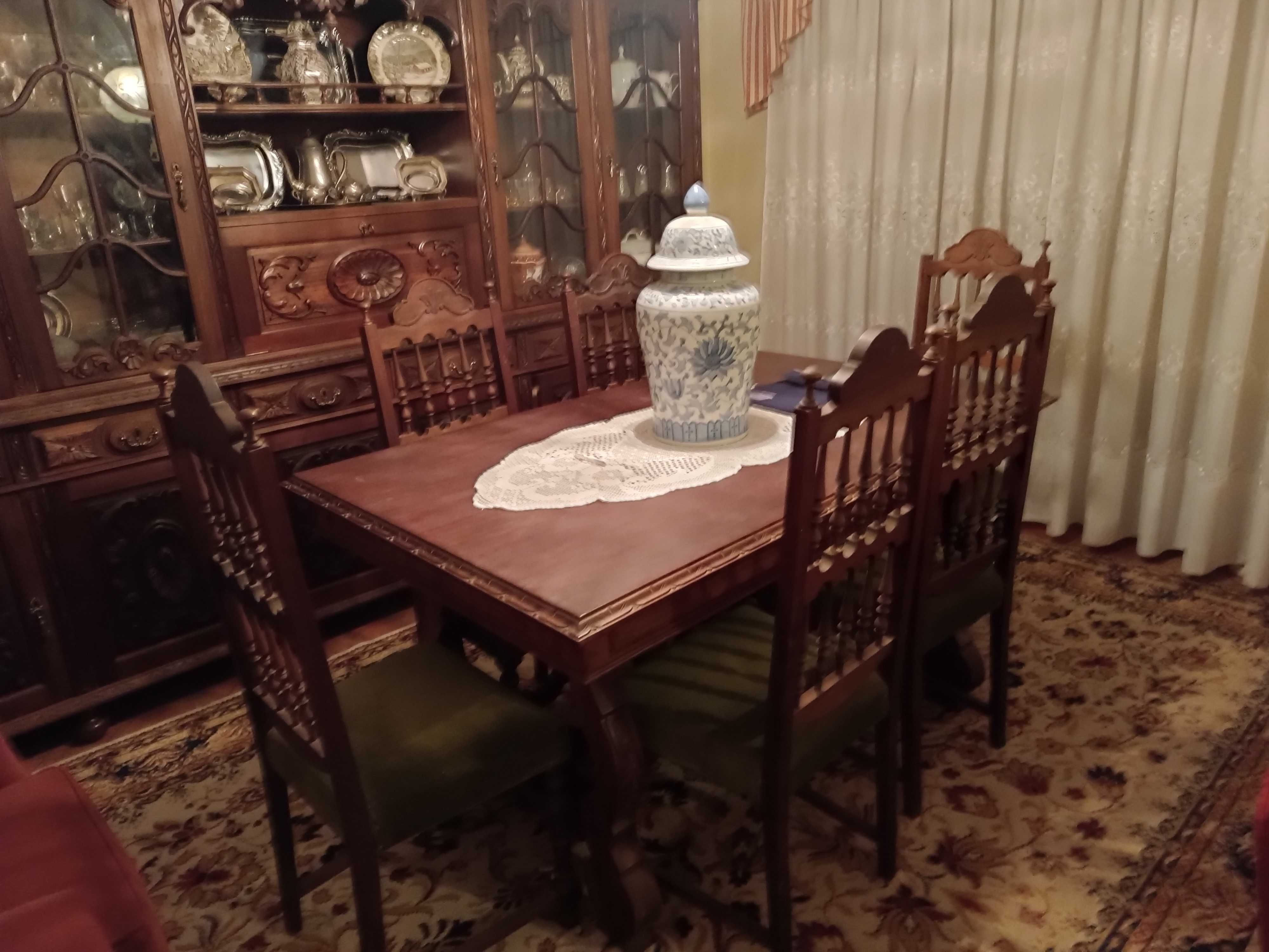 Móvel de sala com mesa e cadeiras