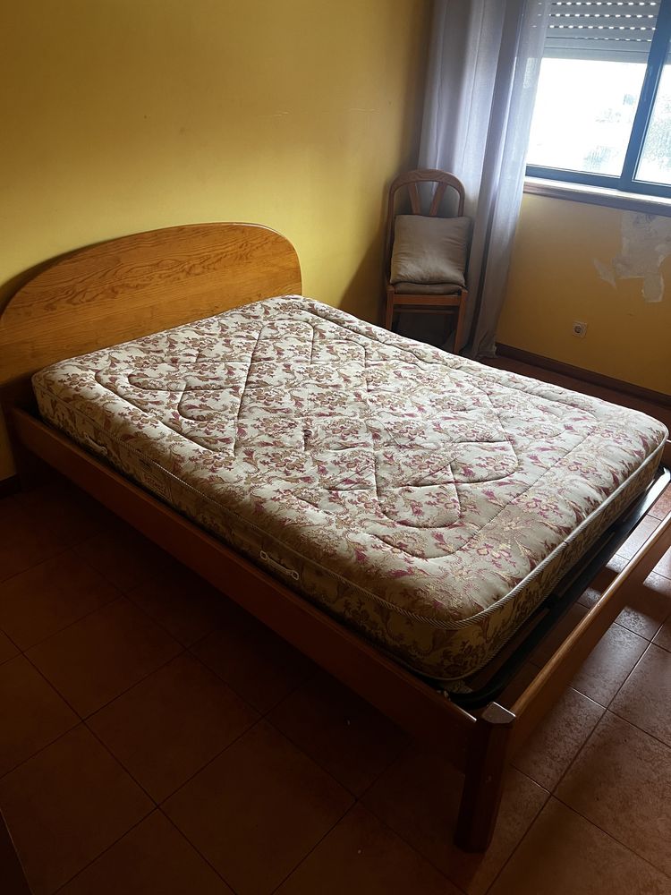 Set de quarto, cama, estrado, mesinha de cabeceira e coleção