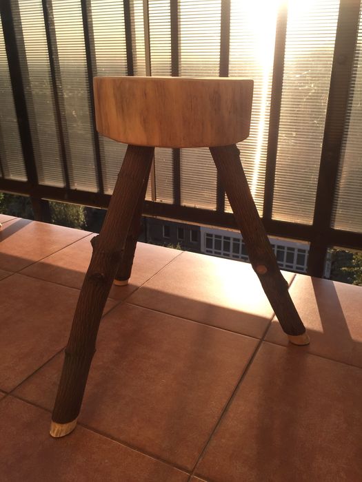 Taboret z drewna ręcznie wykonany