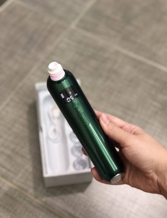 Вакуумний очищувач білий та зелений пор обличчя скраб