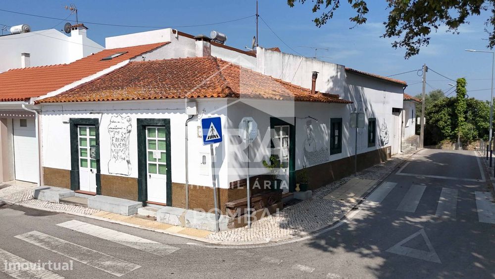 Moradia T3 com comércio em Monte Real