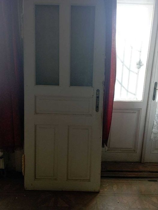 Дерев’яні двері з віконцями — самовивіз