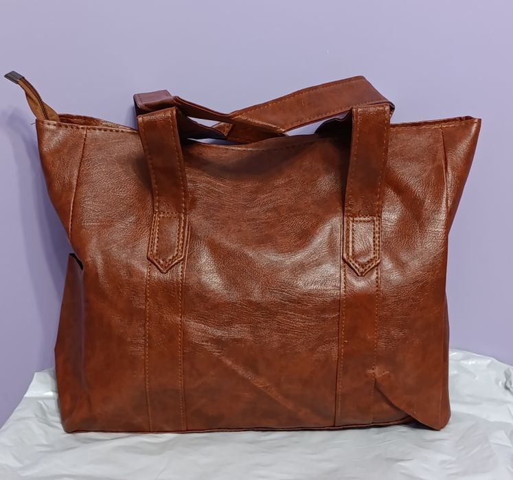 Чорна і коричнева жіноча сумка.