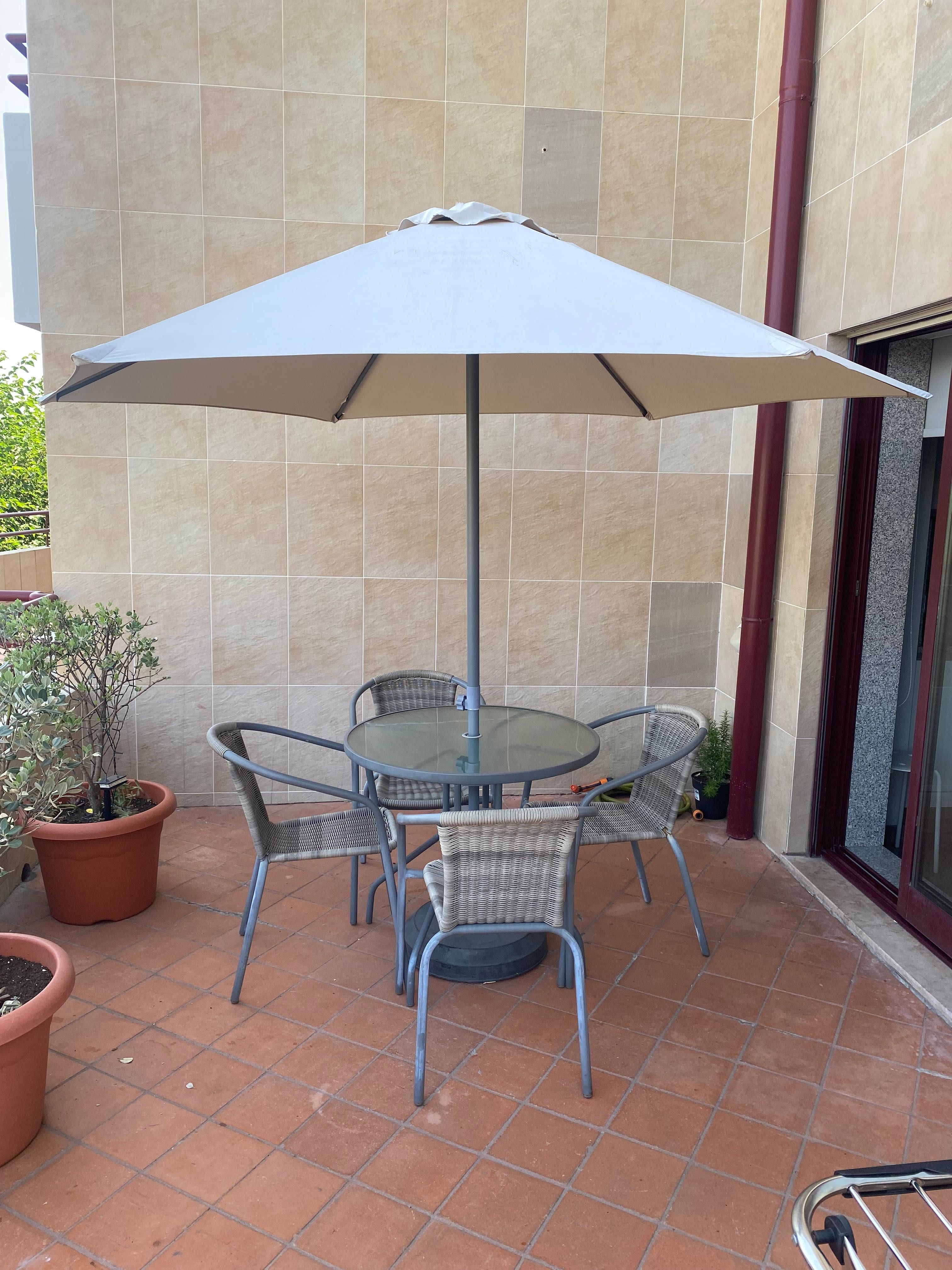 Mesa de exterior com 4 cadeiras