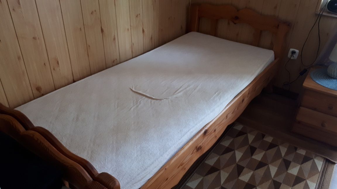 Łóżko drewniane materac