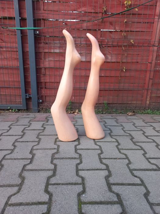 Manekin nogą nogi