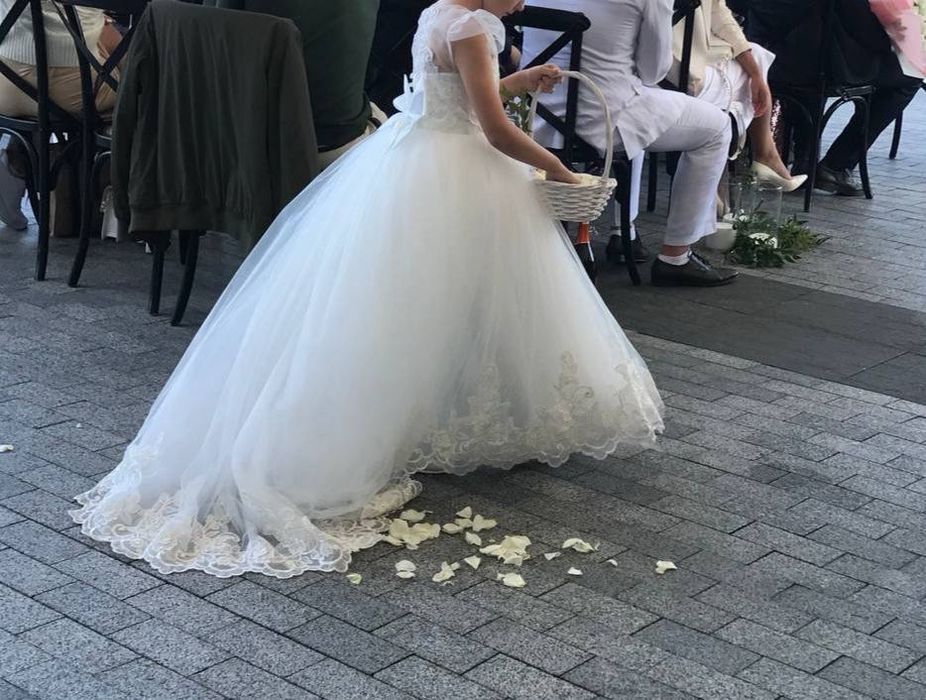 Біла сукня для дівчинки зі шлейфом 122 зріст