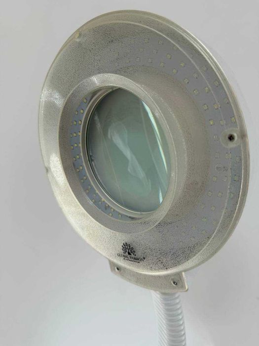 Косметологічна лампа із збільшувальним склом