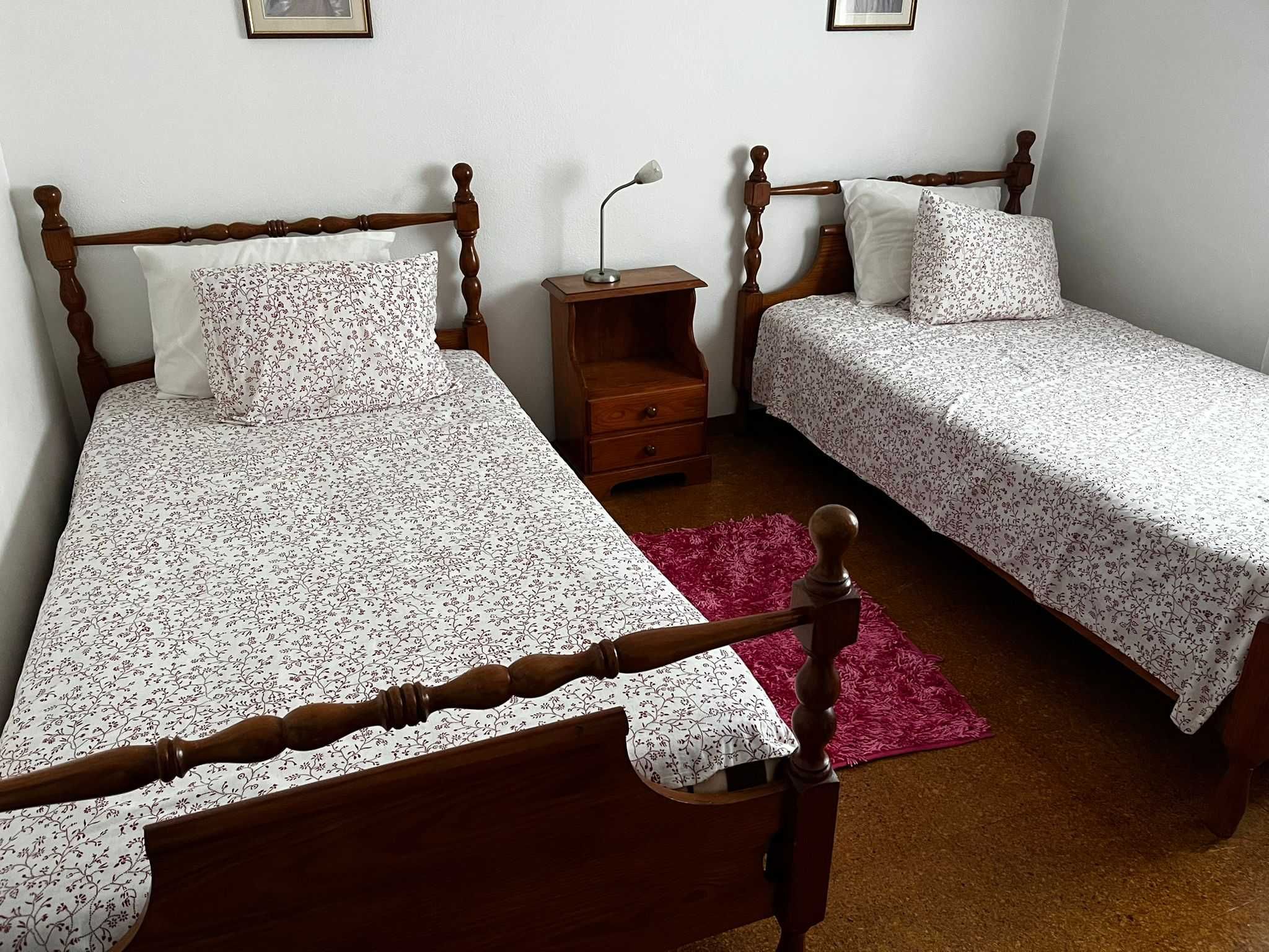 Camas de Madeira com colchões e mesa de cabeceira