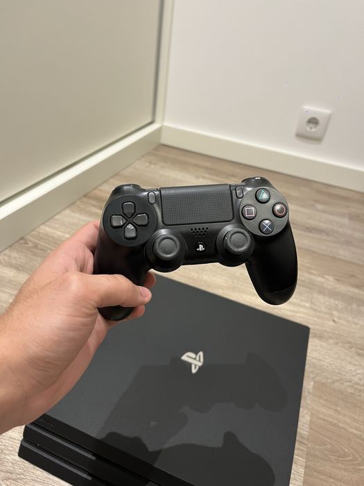 Consola Sony PS4 Pro 4K de 1 TB + 1 comando DualShock
