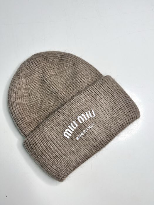 Czapka Miu Miu.
