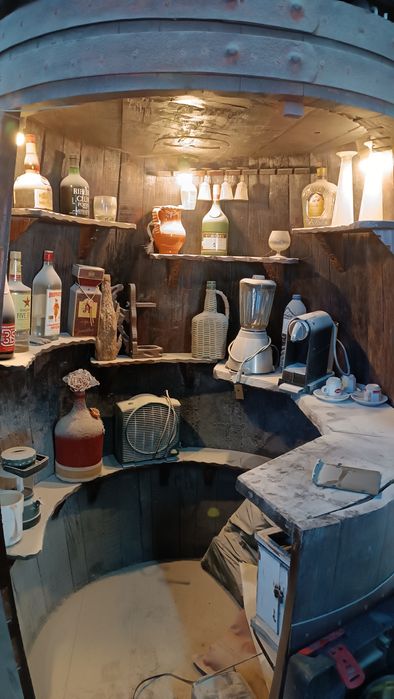 Bar e garrafeira em pipo enorme