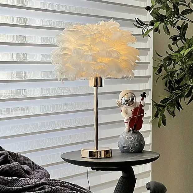 Elegancka lampa nocna stołowa z kloszem z białych piór ściemniacz