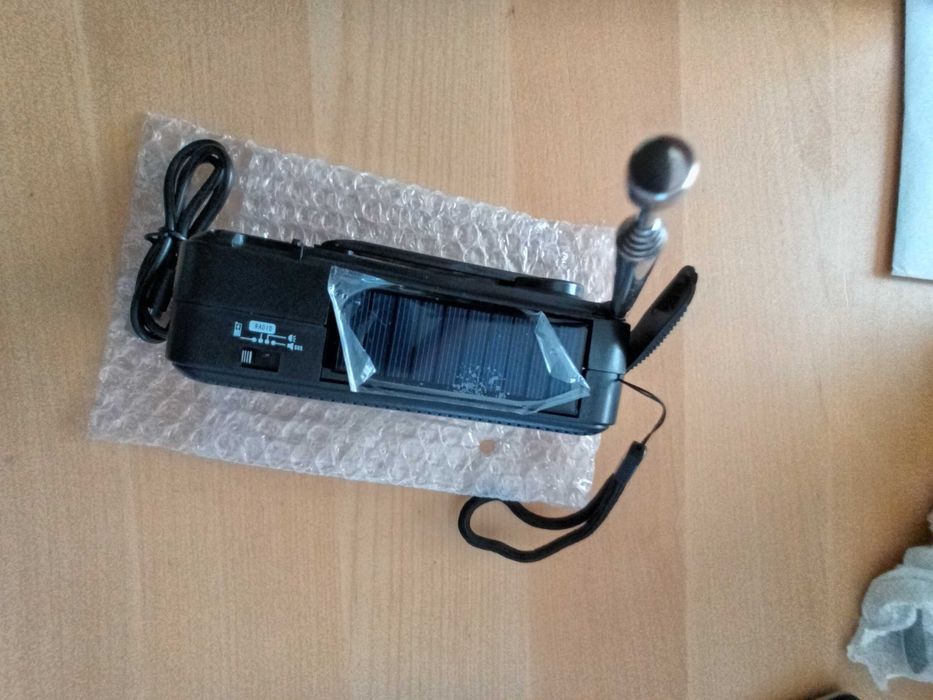 Rádio Lenco solar com manivela