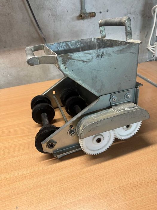 Wózek do cienkowarstwowej zaprawy murarskiej z podajnikiem