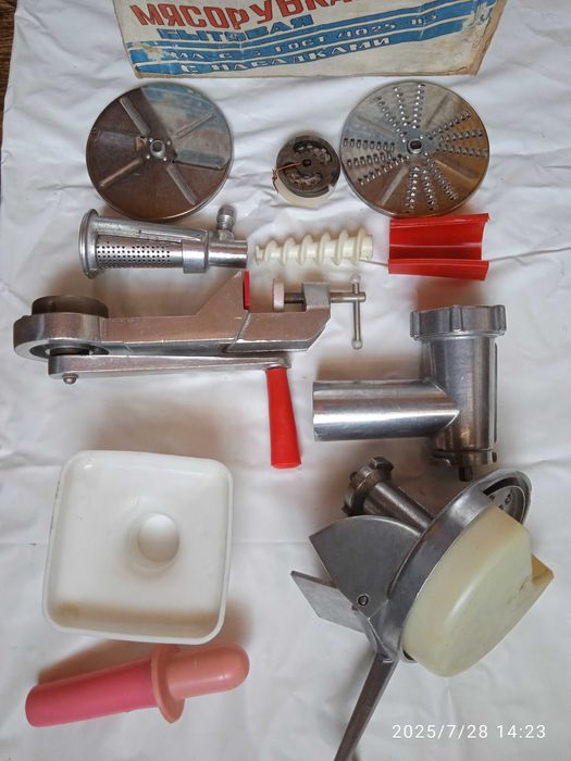 Мясорубка - соковыжималка ручная, новая.