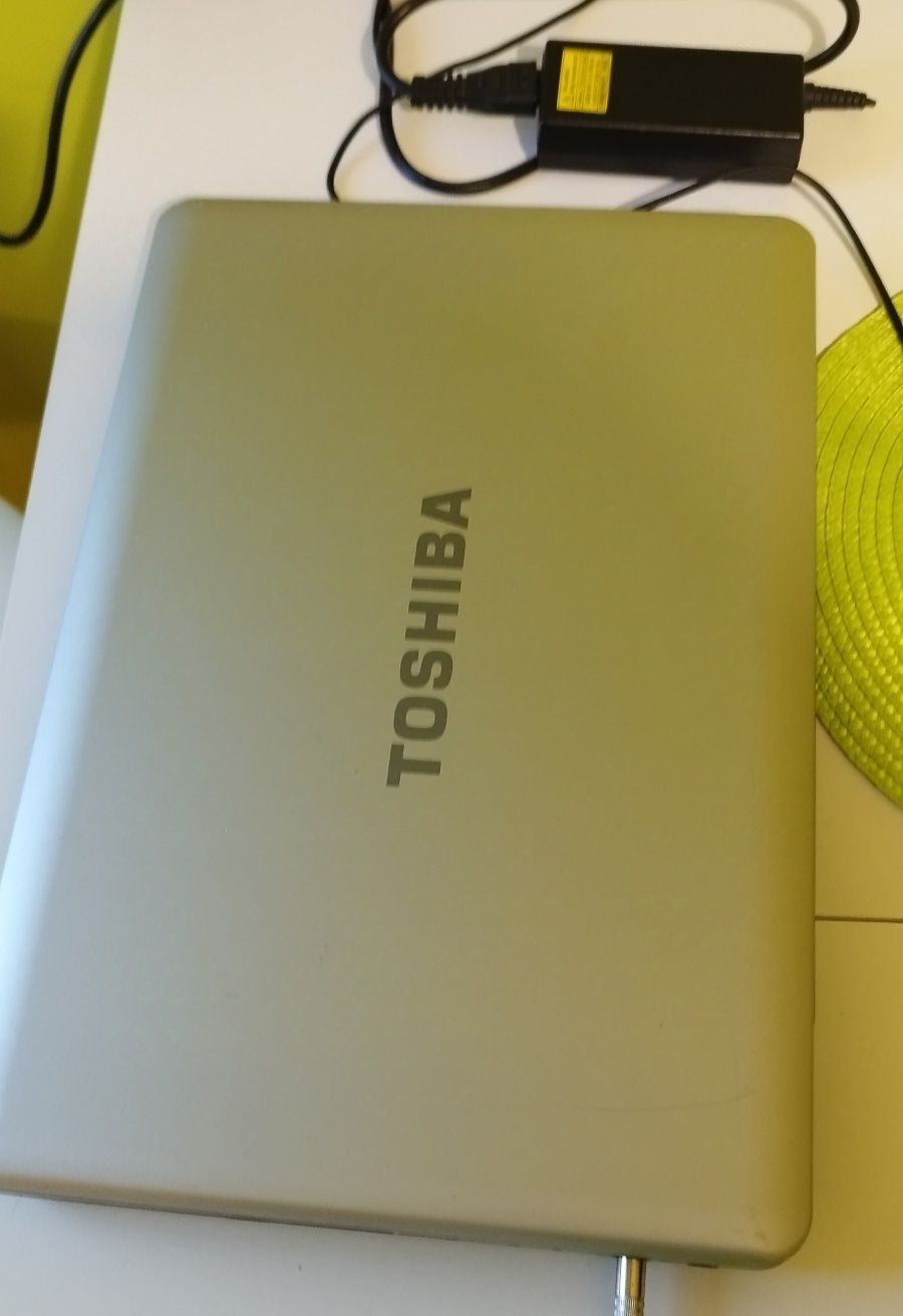 Laptop Toshiba Satellite L500 15,6" Pentium 2,1Ghz 4 + 2 GB RAM Win 10
