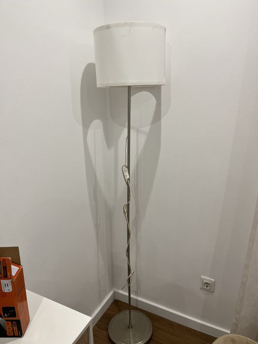 Candeeiro com abajur branco