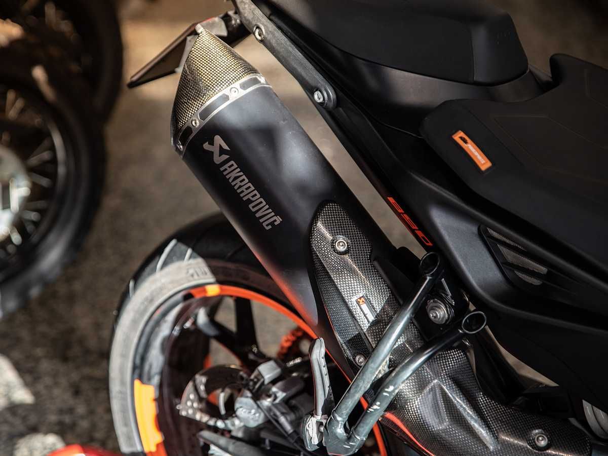 KTM Duke 890 de 2022 em Óptimo Estado. Revisōes em Dia.