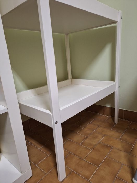 Trocador Sniglar (lacado de branco) + muda-fraldas Skotsam + cestos