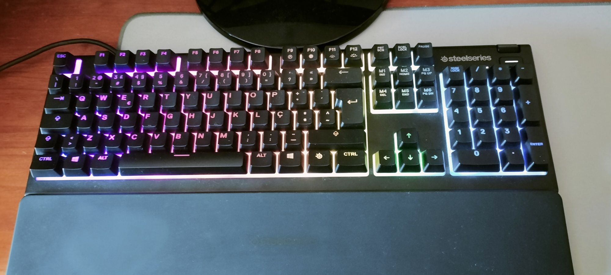 Teclado e mouse gamer preto RGB