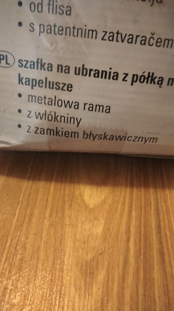 Szafką na ubrania z półką na kapelusze