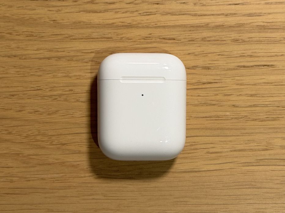 Słuchawki AirPods 2 z etui z ładowaniem indukcyjnym oraz z etui Elago
