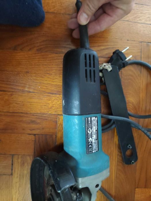 Угловая шлиф машинка  Makita 9555 HN