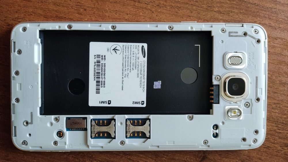 Телефон Samsung J7