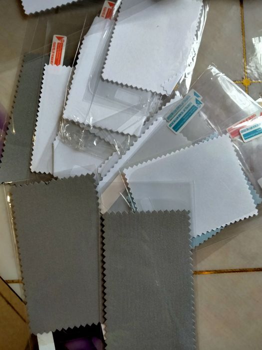 Захисні плівки для телефонів різні