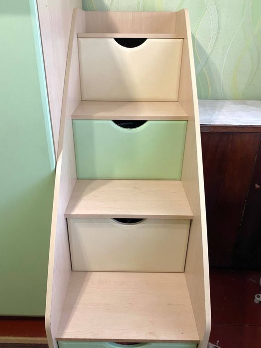 Дитяче ліжко-горище зі столом, поличкою, шафою та матрацом