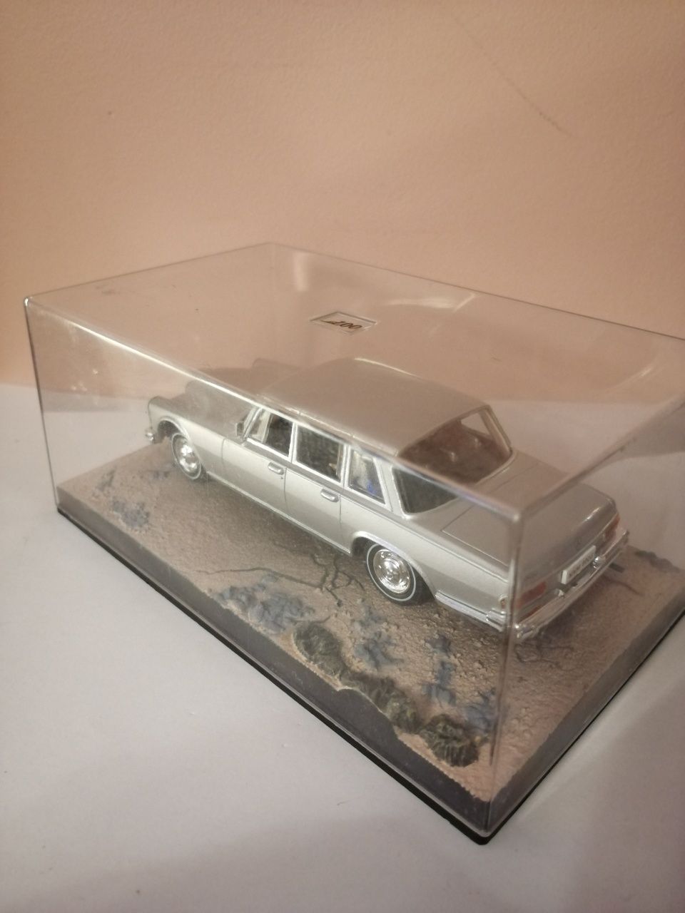 Mercedes 600 Bond 007 Ixo Diorama 1/43