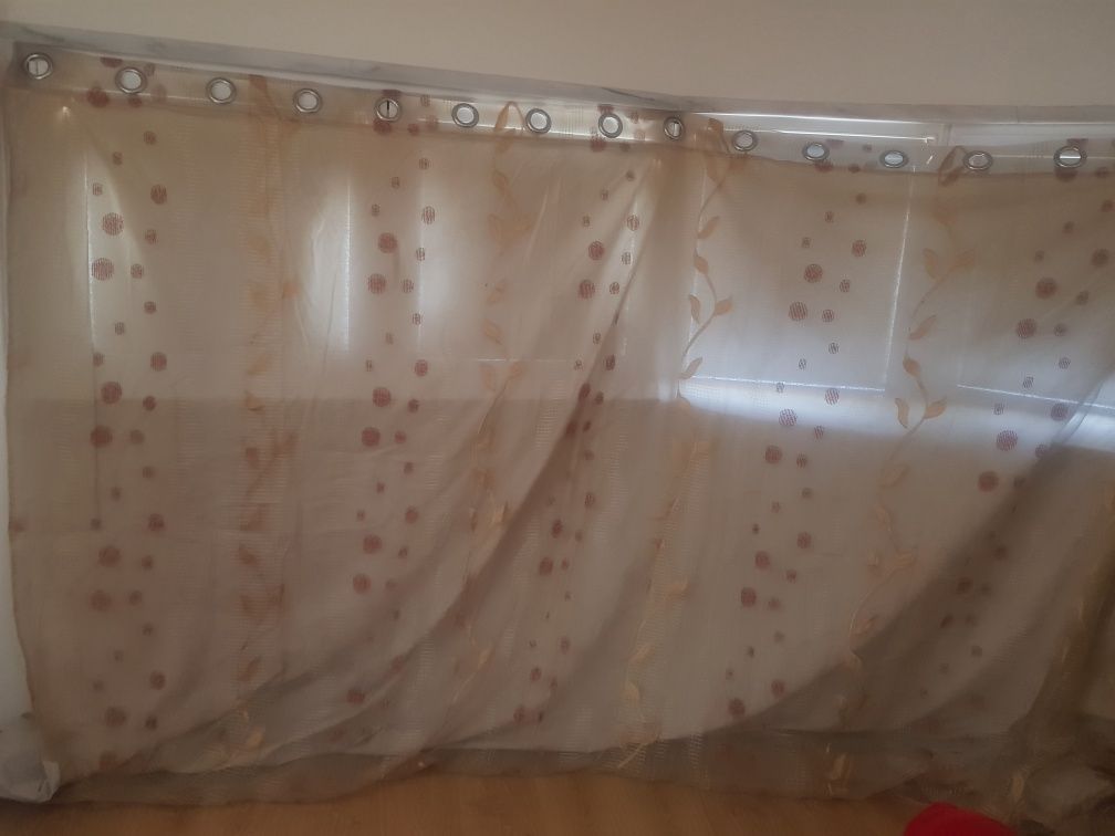 Cortinado voile transparente bege com desenhos cor de tijolo e dourado